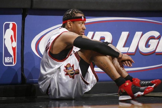 拉普拉塔大学生抗议阿足协新规，背身列队迎接联赛冠军罗萨里奥