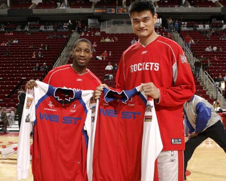 切尔西球迷球场外高举横幅抗议伯利，并呼吁阿布回归