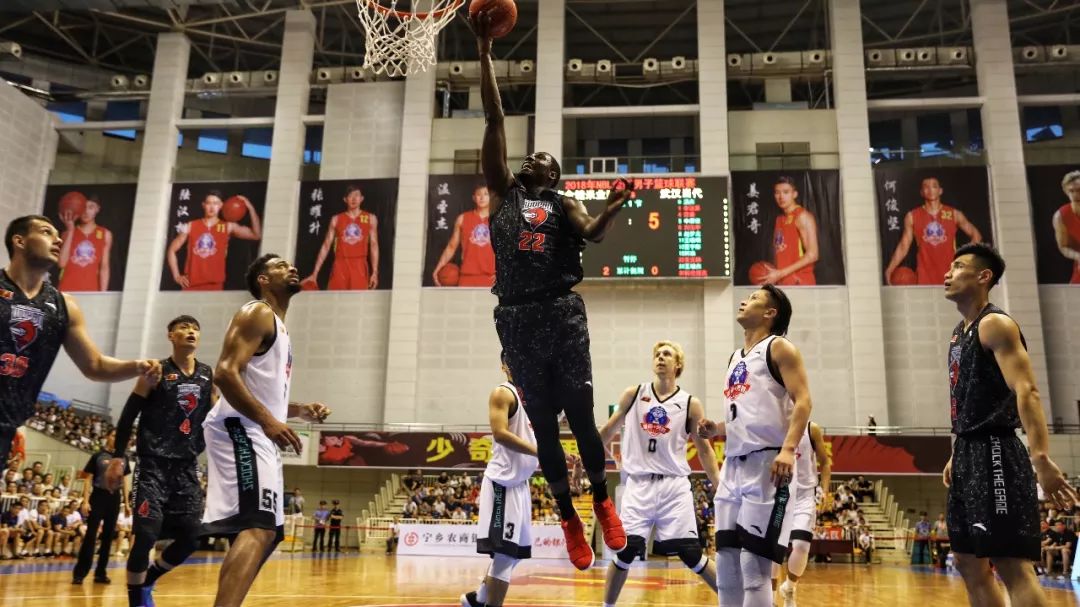 • 鼠辈！ 来源：Barça Universal🚨 西班牙人球迷对阵胡安·加西亚的横幅：