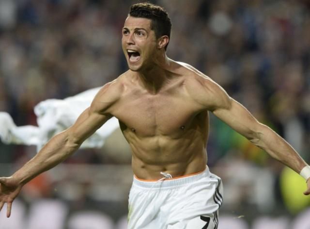 🚨 突发：西班牙人队球迷在老鼠身上放置加西亚叛徒纸币，以此嘲讽霍安·加西亚在加泰罗尼亚德比中的表现。